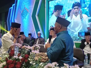 Ustaz Hanan Attaki Baiat ke NU, Dibimbing KH Marzuki Mustamar