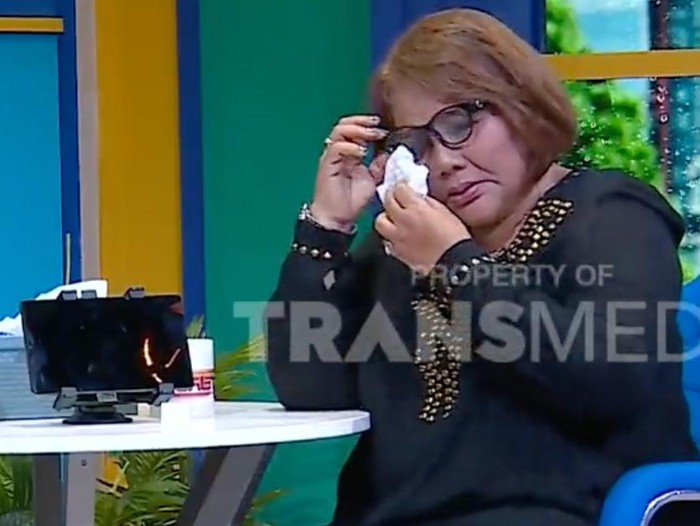 Ibunda Virgoun menangis.