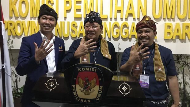 Wakil Ketua Bidang Pemenangan Pemilu Partai NasDem yang juga Wakil Bupati Lombok Timur Rumaksi (tengah) Sekretaris Wahijan (kanan) Arif Ketua Garda Pemuda (kiri) di Kantor KPU NTB, Kamis (11/5/2023). (Foto: Helmy Akbar/detikBali)
