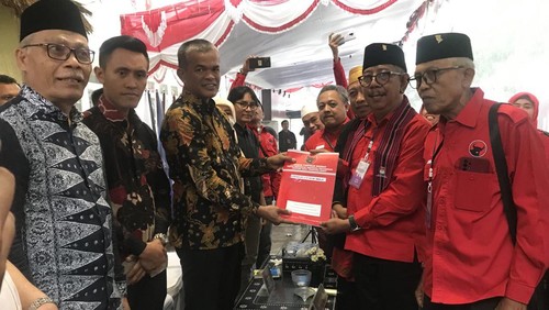 Wakil Ketua DPD PDIP NTB Ruslan Turmusi saat menyerahkan berkas bacaleg kepada Ketua KPU NTB Suhardi Soud pada Kamis (11/5/2023). (Foto: Helmy Akbar/detikBali)