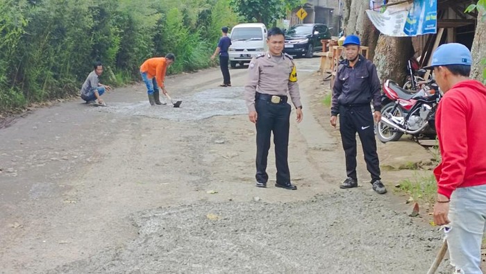 Warga Lembang Secara Swadaya Perbaiki Jalan Alternatif yang Rusak Parah