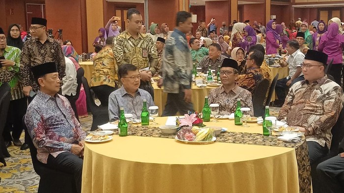 Wiranto, Jusuf Kalla (JK) dan Mahfud Md duduk semeja di acara Halal Bihalal ICMI.