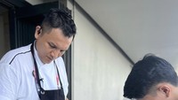 Menunya beragam, termasuk seafood yang jadi unggulan di Labuan Bajo. Chef Arnold dan tim menggunakan bahan-bahan terbaik dari Indonesia.