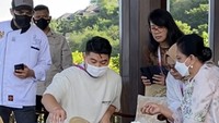 Aman dan kita lolos ke babak selanjutnya, tulis chef Arnold bercanda. Tampak ibu negara yaitu Ibu Iriana Jokowi juga ada di sana.
