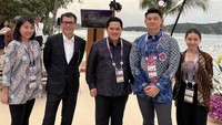 Tampak juga chef Arnold berfoto dengan Erick Thohir. Semua bekerja sama memastikan KTT Asean di Labuan Bajo berlangsung lancar dan bisa memikat para tamu yang datang.