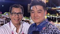 Chef Arnold bersama Wishnutama bertanggung jawab atas kelancaran jalannya acara Konferensi Tingkat Tinggi (KTT) ke-42 Asean 2023 di Labuan Bajo, Nusa Tenggara Timur (NTT). Mereka mengabadikan foto di tengah kesibukan.