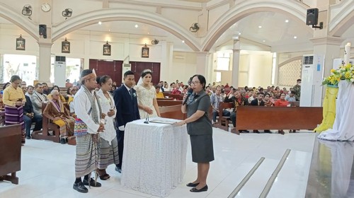 20 pasangan nikah masal saat mengikuti pemberkatan di Gereja Katolik Santa Maria Assumpta Kota Kupang, NTT. (Yufen Bria/detikBali)