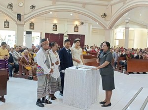 Momen Bahagia 20 Pasangan Ikut Nikah Massal di Kupang