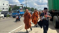 Para biksu yang berjalan kaki ini dari Thailand terdiri dari 27 biksu asal Thailand, empat biksu dari Malaysia, dan satu biksu dari Indonesia. Tradisi thudong ini diawali dari Nakhon Si Thammarat, Thailand pada 23 Maret lalu dan finish di Candi Borobudur saat Waisak.(dok. Bhikkhu Dhammavuddho)