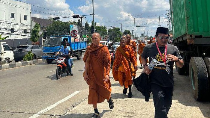 32 Biksu jalan kaki dari Thailand ke Candi Borobudur Magelang. Foto diunggah Sabtu (13/5/2023).