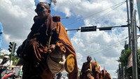 Para biksu itu berjalan kaki dari Nakhon Si Thammarat, Thailand memulai perjalanan menuju Candi Borobudur pada tanggal 23 Maret 2023. (dok. Bhikkhu Dhammavuddho)