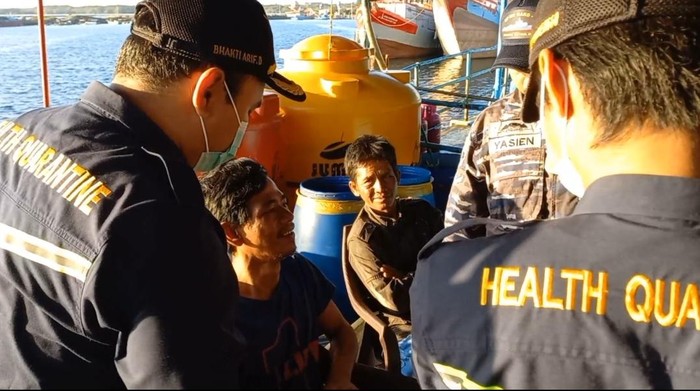Sebuah kapal nelayan di perairan Banyuwangi. Berdasarkan data sementara, 8 orang ABK KM Arta Mina Sentosa itu berhasil diselamatkan dan 4 ABK lain masih hilang.