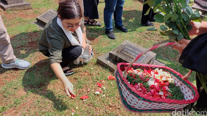 Acara tabur bunga di TPU Pondok Ranggon, peringatan tragedi Mei 1998. Ada Ketua Komnas Perempuan, Andy Yentriyani. 13 Mei 2023. (Rumondang Naibaho/detikcom)
