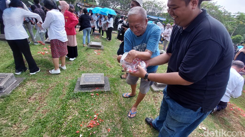Acara tabur bunga di TPU Pondok Ranggon, peringatan tragedi Mei 1998. Ada Ketua Komnas Perempuan, Andy Yentriyani. 13 Mei 2023. (Rumondang Naibaho/detikcom)