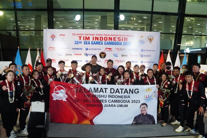Airlangga Hartarto dan Kontingen Wushu Indonesia