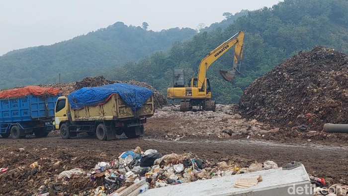 Alat Berat Menggaruk Tanah Untuk Perluasan Lahan di TPA Sarimukti
