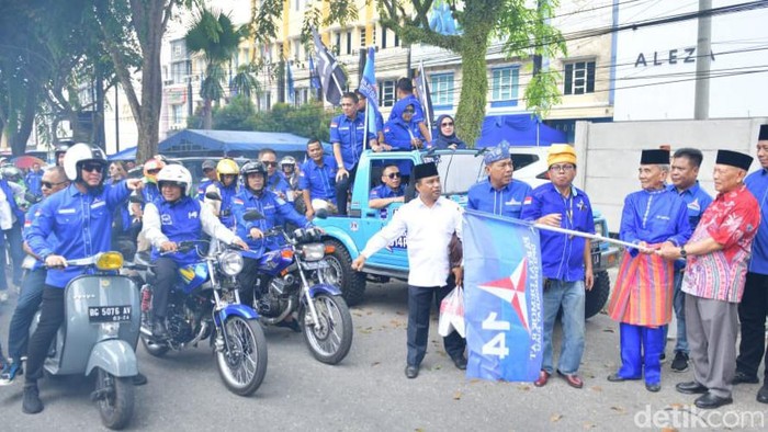 Annas Maamun dan Saleh Djasit melepas keberangkatan Agung Nugroho dan ratusan kader menuju KPU Riau. (Raja Adil/detikSumut)