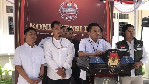 Eks Sekjen PB PMII Sabolah saat mendaftarkan diri sebagai bacaleg DPD di KPU NTB, Sabtu (13/5/2023). Foto: Helmy Akbar/detikBali