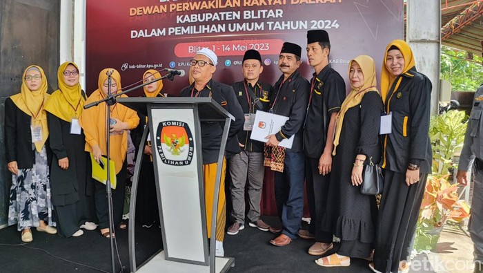 Bacaleg Partai Ummat Mahsus Zaenal Arif, berdiri di podium