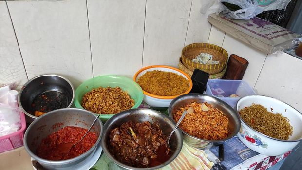 Berbagai lauk nasi jinggo Ketut Ariani.
