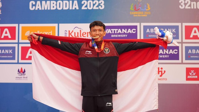 Bintang Reindra Nada Guitara meraih emas di cabor wushu SEA Games 2023 Kamboja. Bintang merupakan mahasiswa Unnes.