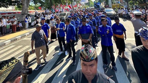 Pengurus DPD Partai Demokrat NTB saat mendaftarkan diri ke Komisi Pemilihan Umum (KPU) Nusa Tenggara Barat (NTB) pada Sabtu (13/5/2023).