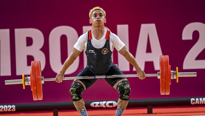 Detik-detik Eko Yuli Raih Emas dan Pecahkan Rekor SEA Games Atlet angkat besi Indonesia Eko Yuli Irawan melakukan angkatan snatch pada perlombaan kelas 61 kilogram putra SEA Games 2023 di Taekwondo Hall, Olympic Complex, Phnom Penh, Kamboja, Sabtu (13/5/2023). Eko Yuli berhasil meraih medali emas dengan total angkatan 303 kilogram, dan berhasil memecahkan rekor di clean and jerk dengan angkatan 170 kilogram dari sebelumnya 169 kilogram. ANTARA FOTO/Muhammad Adimaja/aww.
