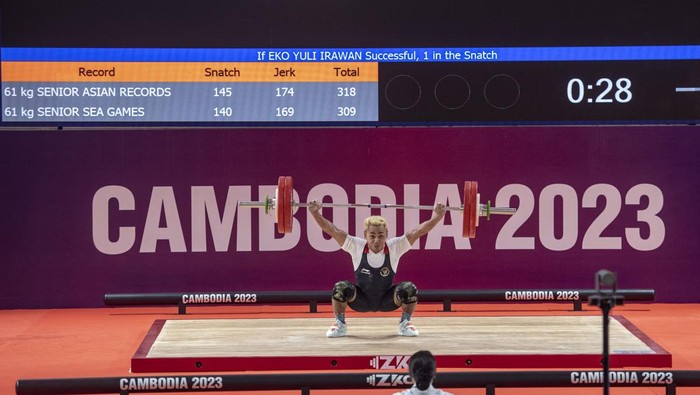 Atlet angkat besi Indonesia Eko Yuli Irawan melakukan angkatan snatch pada perlombaan kelas 61 kilogram putra SEA Games 2023 di Taekwondo Hall, Olympic Complex, Phnom Penh, Kamboja, Sabtu (13/5/2023). Eko Yuli berhasil meraih medali emas dengan total angkatan 303 kilogram, dan berhasil memecahkan rekor di clean and jerk dengan angkatan 170 kilogram dari sebelumnya 169 kilogram. ANTARA FOTO/Muhammad Adimaja/aww.