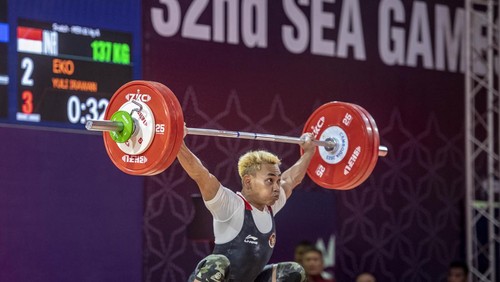 Atlet angkat besi Indonesia Eko Yuli Irawan melakukan angkatan snatch pada perlombaan kelas 61 kilogram putra SEA Games 2023 di Taekwondo Hall, Olympic Complex, Phnom Penh, Kamboja, Sabtu (13/5/2023). Eko Yuli berhasil meraih medali emas dengan total angkatan 303 kilogram, dan berhasil memecahkan rekor di clean and jerk dengan angkatan 170 kilogram dari sebelumnya 169 kilogram. ANTARA FOTO/Muhammad Adimaja/aww.
