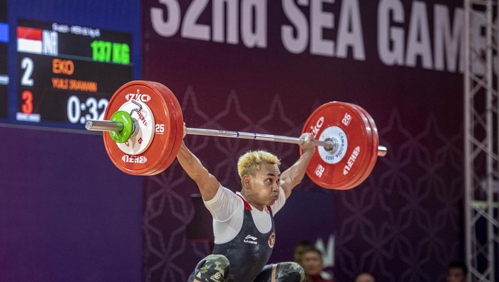 Detik-detik Eko Yuli Raih Emas dan Pecahkan Rekor SEA Games Atlet angkat besi Indonesia Eko Yuli Irawan melakukan angkatan snatch pada perlombaan kelas 61 kilogram putra SEA Games 2023 di Taekwondo Hall, Olympic Complex, Phnom Penh, Kamboja, Sabtu (13/5/2023). Eko Yuli berhasil meraih medali emas dengan total angkatan 303 kilogram, dan berhasil memecahkan rekor di clean and jerk dengan angkatan 170 kilogram dari sebelumnya 169 kilogram. ANTARA FOTO/Muhammad Adimaja/aww.