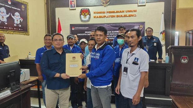Dewan Perwakilan Daerah (DPD) Partai Amanat Nasional (PAN) Kabupaten Buleleng mendaftarkan 12 orang kadernya sebagai bacaleg ke KPU Buleleng, Sabtu (13/5/2023).