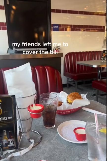 Sedih! Wanita Ini Ditinggal Sendirian Usai Makan Bersama Temannya