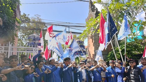 DPC Partai Demokrat Kota Denpasar ketika tiba di Kantor KPU Kota Denpasar, Jalan Raya Puputan, Denpasar, Bali pada Sabtu (13/5/2023).