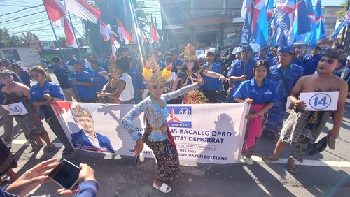 DPC Partai Demokrat Buleleng mendaftarkan 45 bacaleg ke KPU Buleleng. Rombongan diiringi parade budaya joged bumbung hingga megoak-goakan, Sabtu (13/5/2023).