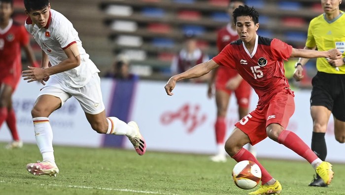 Pesepak bola timnas Indonesia U-22 Muhammad Taufany Muslihudin (kanan) mencoba melewati pesepak bola Vietnam Ngoc Thang Nguyen (kiri) pada pertandingan babak semifinal SEA Games 2023 di National Olympic Stadium, Phnom Penh, Kamboja, Sabtu (13/5/2023). Timnas Indonesia U-22 lolos ke babak final usai mengalahkan tim sepak bola Vietnam dengan skor 3-2. ANTARA FOTO/Muhammad Adimaja/aww.