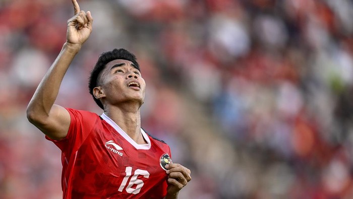 Pesepak bola timnas Indonesia U-22 Muhammad Ferarri melakukan selebrasi usai mencetak gol ke gawang Vietnam pada pertandingan babak semifinal SEA Games 2023 di National Olympic Stadium, Phnom Penh, Kamboja, Sabtu (13/5/2023). Timnas Indonesia U-22 lolos ke babak final usai mengalahkan tim sepak bola Vietnam dengan skor 3-2. ANTARA FOTO/Muhammad Adimaja/aww.