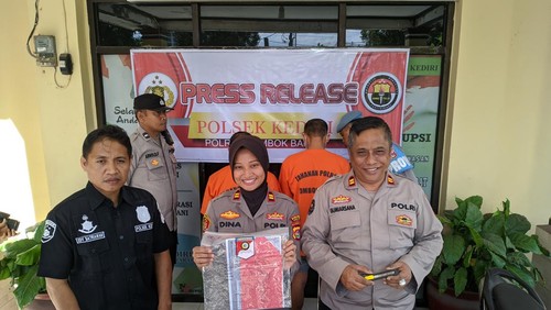 Jumpa pers dua kawanan pencuri, Sabtu (13/5/2023). Foto: Ahmad Viqi/detikBali.