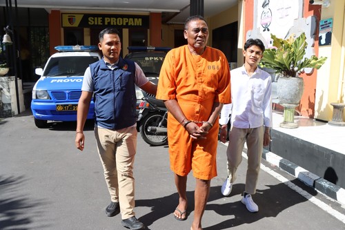 Dukun di Buleleng, Bali, bernama bernama I Ketut Tarsa menyetubuhi pasiennya yang masih di bawah umur digiring Polres Buleleng, Bali, Sabtu (13/5/2023). (Made Wijaya Kusuma)