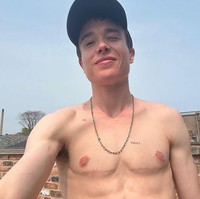 Baru-baru ini, aktor yang dulunya bernama Ellen Page itu tampil tanpa busana. Dengan jelas ia menunjukkan bekas luka sayatan di area dadanya. Elliot membahas bahwa ia kini lebih merasa senang bisa membuka kausnya di tengah musim panas. Foto: dok. Instagram