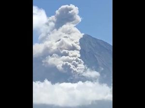 Gunung Semeru Dua Kali Erupsi, Luncurkan Awan Panas Guguran Sejauh 1,5 Km