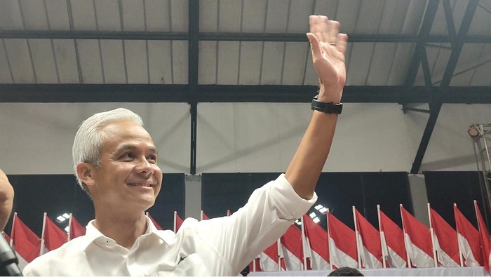 Gubernur Jawa Tengah Ganjar Pranowo menghadiri acara halalbihalal relawan Jokowi di Senayan, Jakarta. Ganjar tiba disambut para relawan Presiden Joko Widodo (Jokowi).