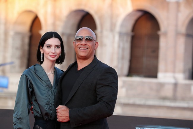 Meadow Walker Thornton-Allan datang bersama Vin Diesel, aktor yang juga sahabat mendiang ayah Meadow, Paul Walker. Vin dan Paul sama-sama membintangi beberapa film pertama ‘Fast & Furious’. (Foto: Elisabetta A. Villa/Getty Images)