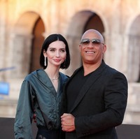 Meadow Walker Thornton-Allan datang bersama Vin Diesel, aktor yang juga sahabat mendiang ayah Meadow, Paul Walker. Vin dan Paul sama-sama membintangi beberapa film pertama ‘Fast & Furious’. (Foto: Elisabetta A. Villa/Getty Images)