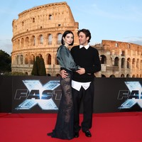 Setelah Vin Diesel, giliran perempuan 24 tahun itu berfoto bersama suaminya, Louis Thornton-Allan. (Foto: Vittorio Zunino Celotto/Getty Images for Universal Pictures)