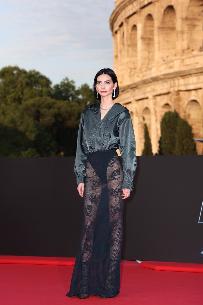 Di karpet merah ‘Fast X’, Meadow menebar pesonanya dalam balutan gaun dari Maison Alaia. Gaun tersebut terdiri dari blus bergaya bomber jacket, dan rok transparan yang mengekspos underwear. (Foto: Franco Origlia/WireImage)