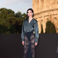 Di karpet merah ‘Fast X’, Meadow menebar pesonanya dalam balutan gaun dari Maison Alaia. Gaun tersebut terdiri dari blus bergaya bomber jacket, dan rok transparan yang mengekspos underwear. (Foto: Franco Origlia/WireImage)