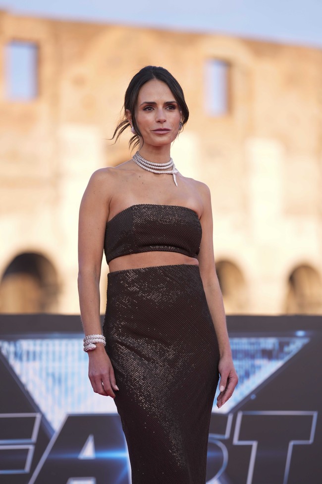 Jordana Brewster menebar pesonanya dengan gaun two-piece Brunello Cucinelli yang dipadukan dengan perhiasan Bulgari. (Foto: AP/Domenico Stinellis)