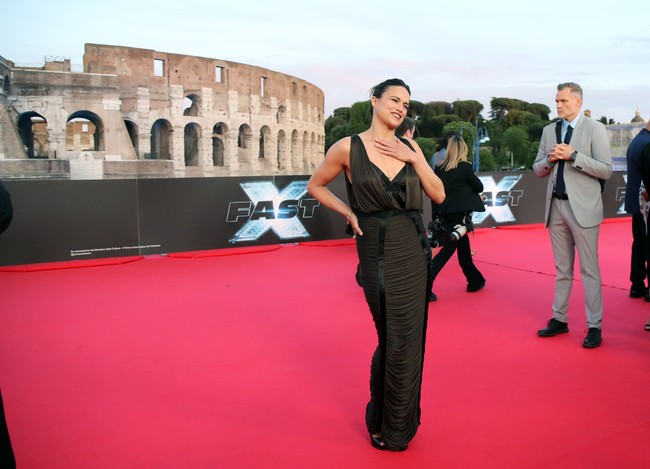 Michelle Rodriguez mencoba mencuri atensi dengan gaun Saint Laurent yang memeluk tubuhnya. (Foto: Elisabetta A. Villa/Getty Images)