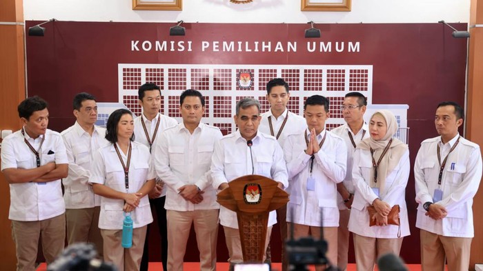 Sekjen Gerindra Ahmad Muzani beserta jajaran DPP Gerindra seperti Waketum Sugiono, Budi Djiwandono, Tomy Djiwandono, Rahayu Saraswati, Ketua DPP Hj Himatul Aliyah, Prasetyo Hadi dan lainnya.