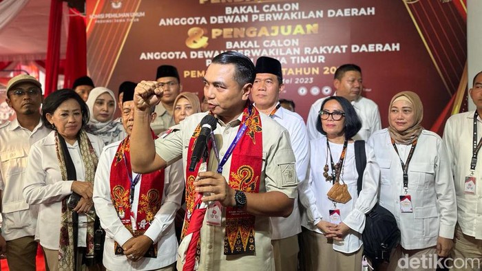 Gerindra Jatim saat mengantarkan berkas bacaleg yang akan diusung ke KPU Jatim.